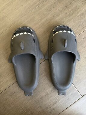 Used Kids Shark Slip-On Foam Clogs in Dark Gray
